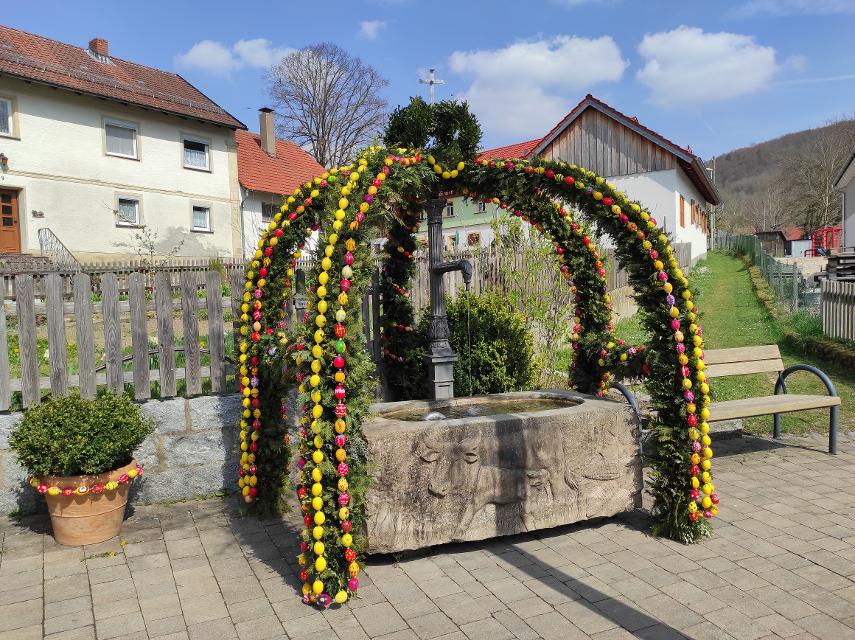 Der Tiefenellerner Osterbrunnen wird  geschmückt von den Mitgliedern des Obst- und Gartenbauvereins Tiefenellern e.V.