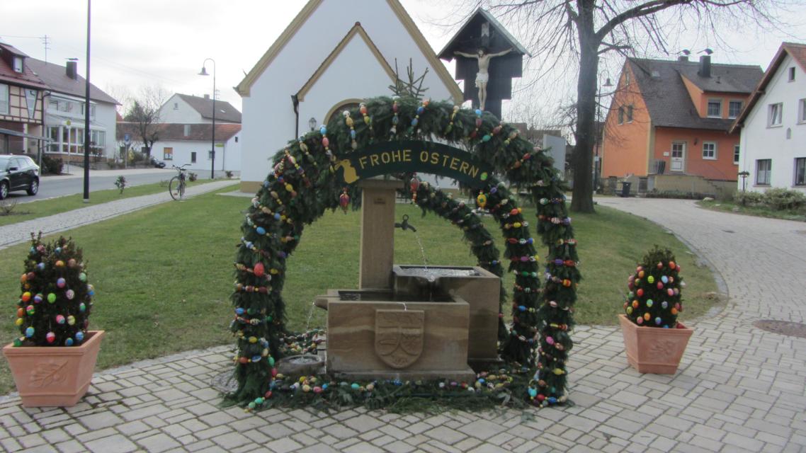 Der Osterbrunnen an der Kirche 