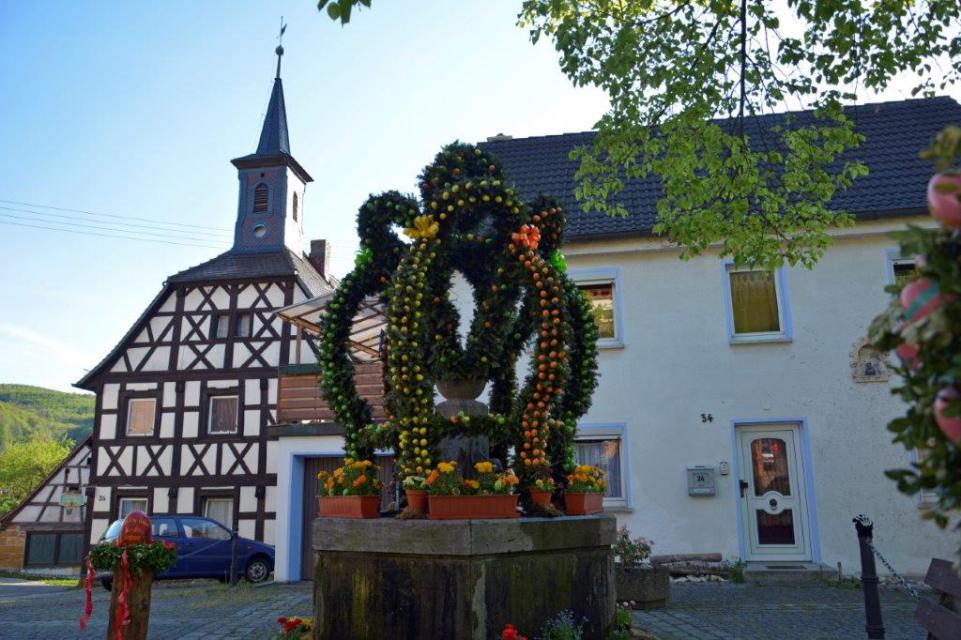Der Osterbrunnen wird geschmückt von ehrenamtlichen Helfern aus der Zeegendorfer Dorfgemeinschaft