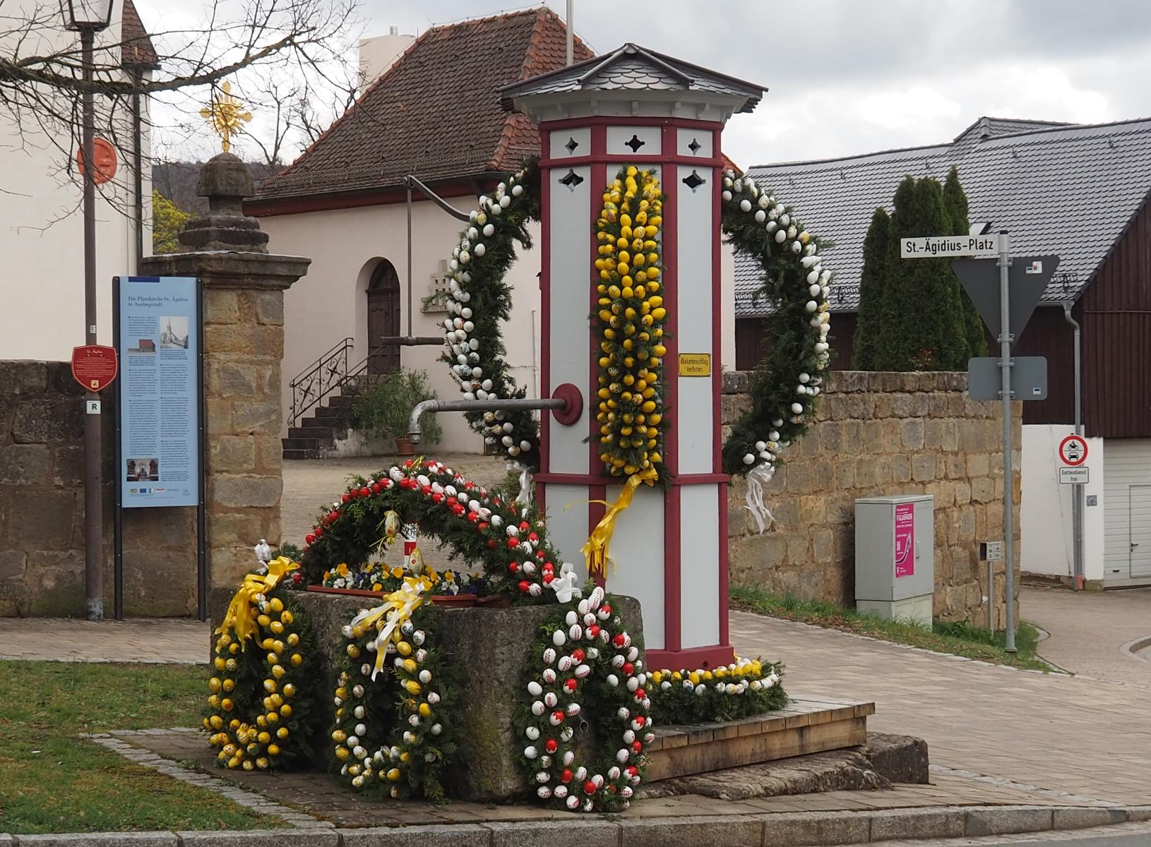 Seit über 40 Jahren wird der Brunnen vor der Pfarrkirche St. Ägidius in Amlingstadt als Osterbrunnen geschmückt
                 title=