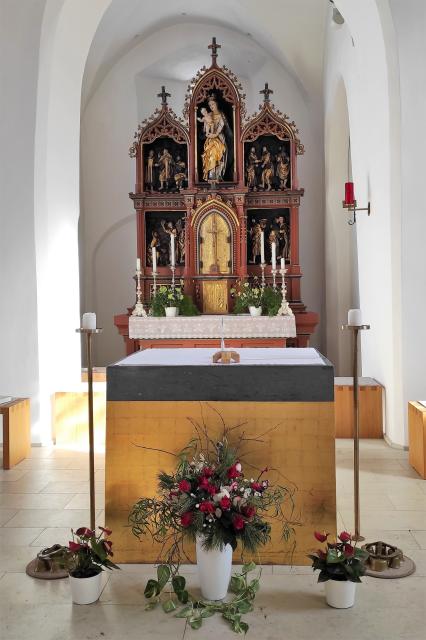 Mit ihrer exponierten Lage überragt die Pfarrkirche "Mariä Geburt" den Ort Lohndorf und ist schon von weitem zu erkennen.
