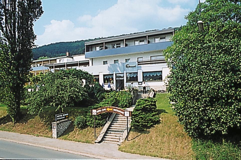 Hotel in ruhiger Lage zwischen Bamberg und Bayreuth (A70). Wir bieten Fischspezialiäten, Hausgebäck, Räume für Feiern und Tagung. Motorradfahrer Willkommen. DZ auch als EZ und Dreibettzimmer möglich.