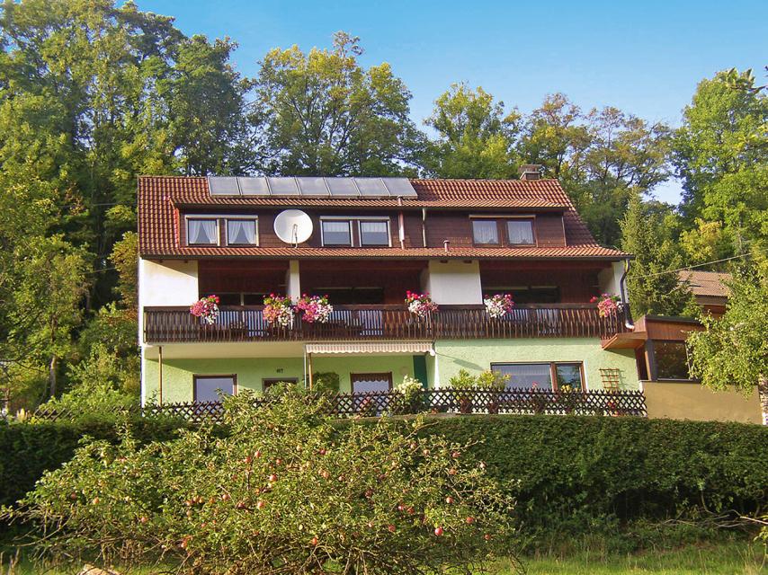 Familiengeführte Pension mit 2 Einzel und 3 Doppelzimmern, komfortabel ausgestattet, reichhaltigem Frühstück und herrlicher Aussicht ins Arlesbrunnental 