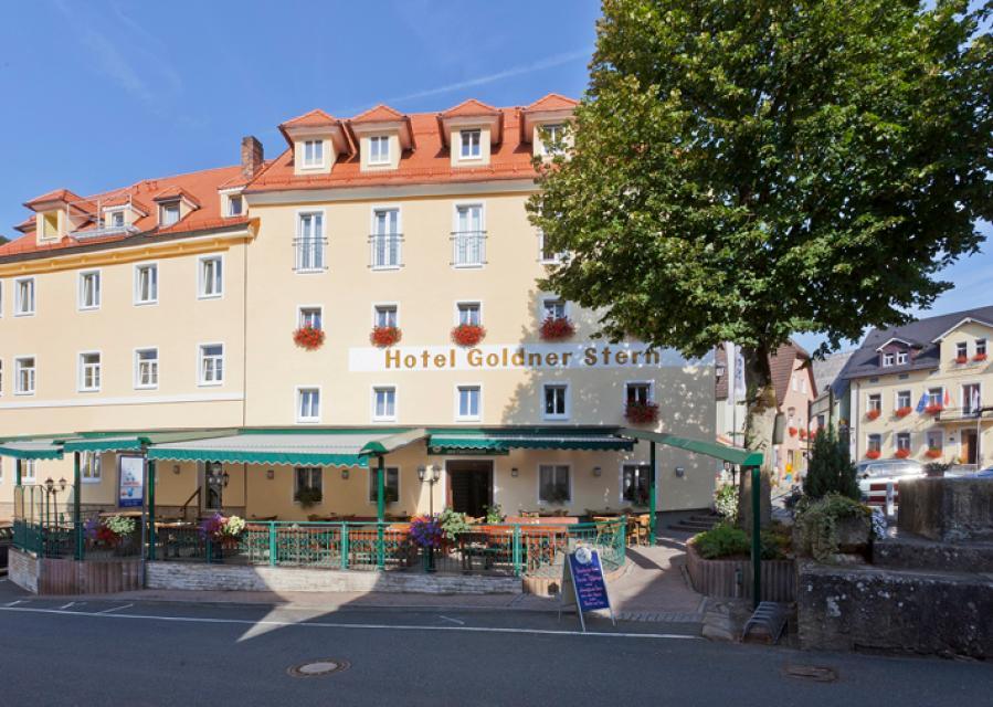 Herzlich Willkommen in unseren 4**** Tagungs-, Wellness- und Familienhotels in der Fränkischen Schweiz!
                 title=