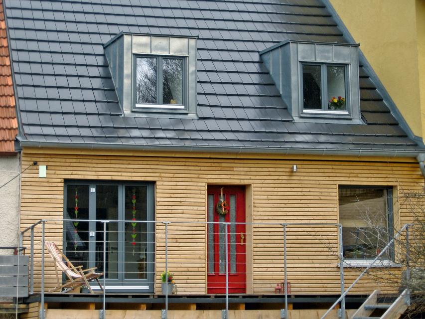 Liebevoll renoviertes Ferienhaus im Felsendorf, 110 qm für 2-6 Pers., EBK, Wohn- u. Essbereich mit Kaminofen; Wellnessbereich mit Sauna; 3DZ, Garten, Terrasse