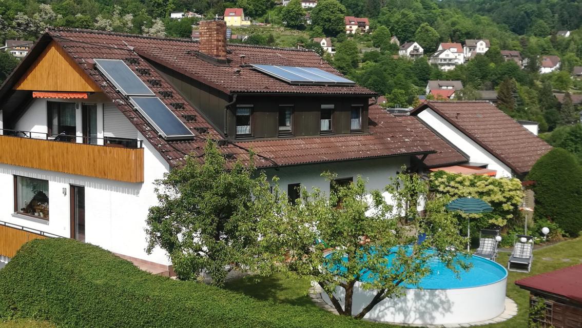 Ruhiges Haus am Waldrand mit Liegewiese und solarbeheizten Pool, verglastes Gartenhaus, Grill, kostenloses WLAN.