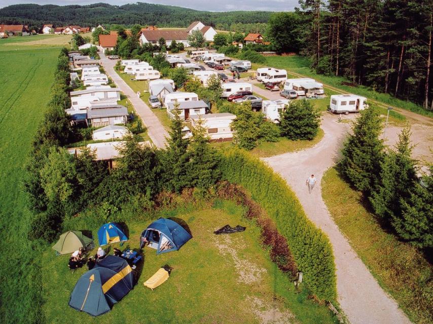Naturnah die Ferien genießenIn ruhiger Waldrandlage liegt unser parzellierter Campingplatz mit Zeltplatz für Gruppen und Lagerfeuerstelle. Abwasser-Wasser-Strom am Platz. Rund 5 km von der „Erlebnismeile Pottenstein“ entfernt.Die Gesamtfläche des Platzes liegt bei 15 000 qm. ...