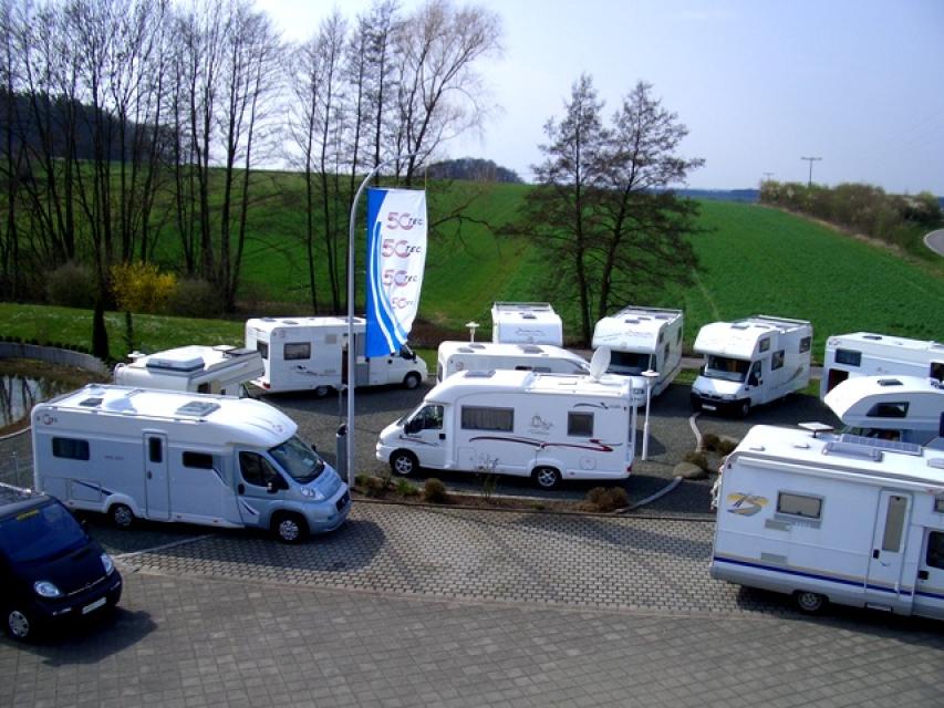 Der gebührenpflichtige Stellplatz für 8 Mobile befindet sich auf dem Betriebsgelände der Campingwelt Hofmann in Strullendorf, Ortsteil Leesten. 
                 title=