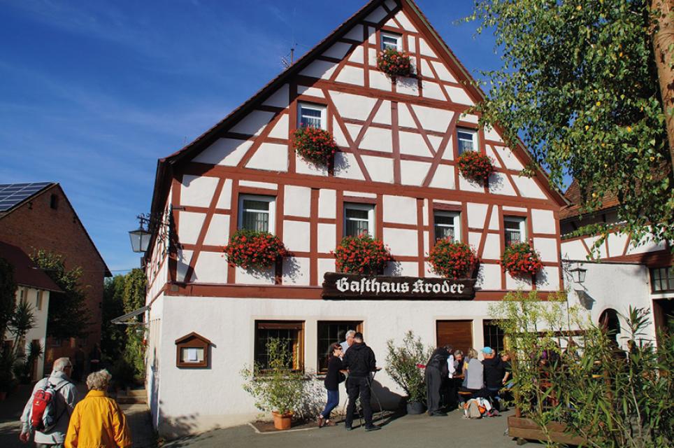 Herzlich, fränkisch, urig. Am Fuße des Walberla heißen wir Sie in unserem Familienbetrieb in Schlaifhausen willkommen.