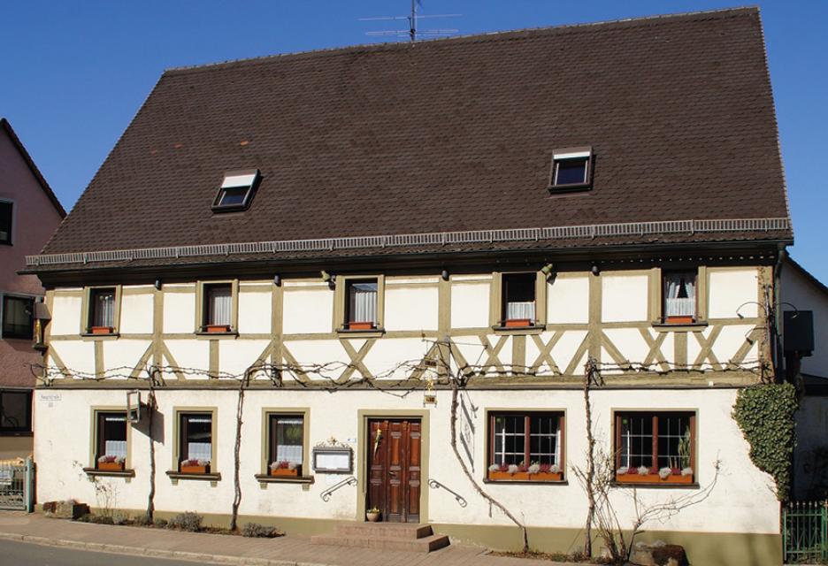 Grüß´Gott und Servus ...im Landgasthof zur Sonne in Kirchehrenbach, Willkommen beim Dennerschwarz.Seit 1650 ist unser Wirtshaus, direkt am Dorfplatz und gegenüber der Kirche gelegen, Teil des Ortes und des dörflichen Lebens. Natürlich ...