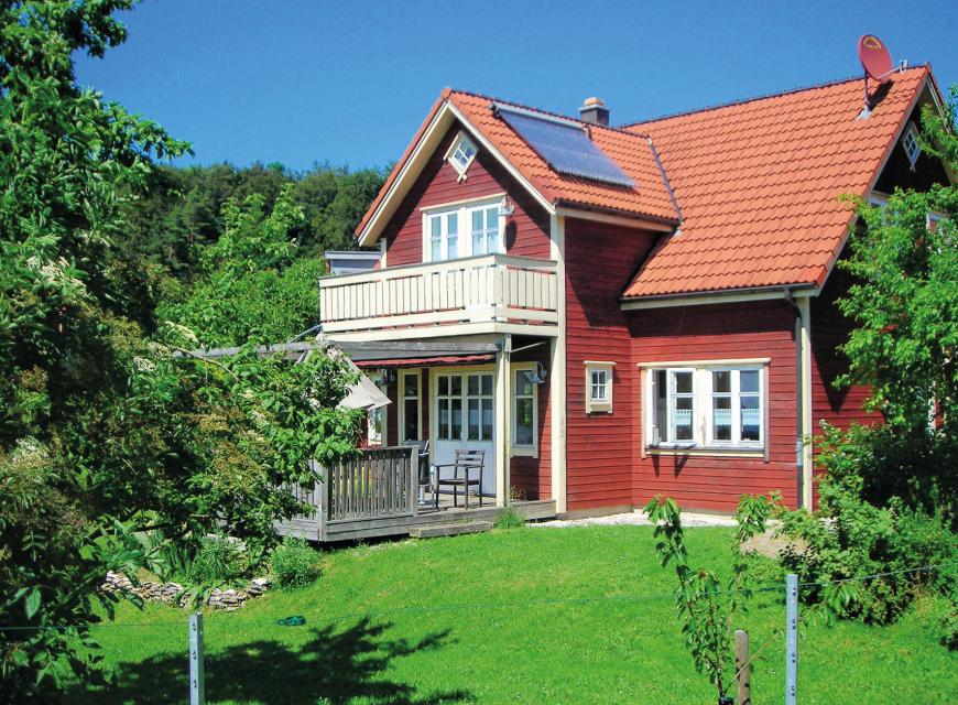 Genießen Sie Ihre Ferien in einem freistehenden Holzhaus mit Terrasse und Garten.Das Haus bietet Platz für fünf Personen, zu jeder Jahreszeit.
