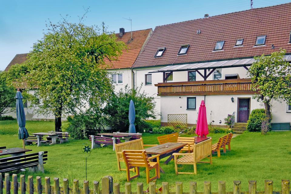 Unsere Pension ist ein kleiner, gemütlicher Familienbetrieb mit schönem Garten mitten in der Fränkischen Schweiz.
                 title=