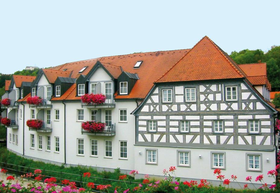 Als modernes 3-Sterne-Hotel mit allen Vorzügen eines familiär geführten Hauses und dem damit verbundenen Charakter gehören wir zu den ersten Adressen der Region. Es befindet sich am Marktplatz in Heiligenstadt, im zweitgrößten Naturpark Deutschlands der Fränkischen Schweiz - „Das Land der Burg...