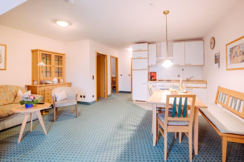 Landgasthof Schrüfer, Apartment mit Küchenzeile und Esstisch