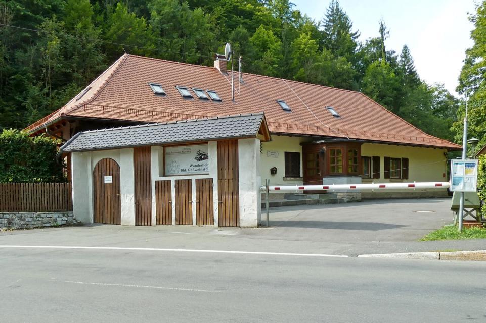 Das Freizeithaus Gößweinstein – ein umgebautes ehemaliges Bahnhofsgebäude – liegt sehr idyllisch im Zentrum der wunderschönen Fränkischen Schweiz im Wiesenttal, 3 Kilometer vom Wallfahrts- und Luftkurort Gößweinstein entfernt.