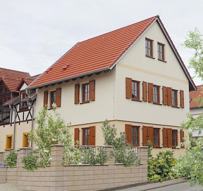 Das Wohnhaus unseres ruhig gelegenen ehemaligen Bauernhofes im alten Ortskern von Drosendorf gelegen, haben wir in den Jahren 2014 bis 2017 neu errichtet und liebevoll in zwei moderne Ferienwohnungen umgebaut. 