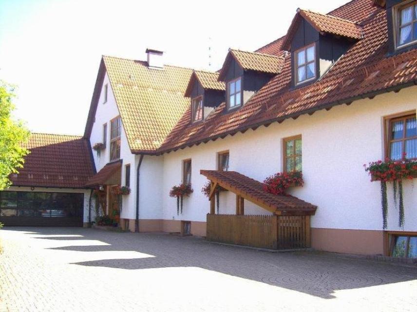 Wir begrüßen unsere Gäste in unserem Ferienhaus am Waldrand im Herzen der Fränkischen Schweiz. Wir bieten Ihnen drei Ferienwohnungen für bis zu 2, 4 und 6 Personen.