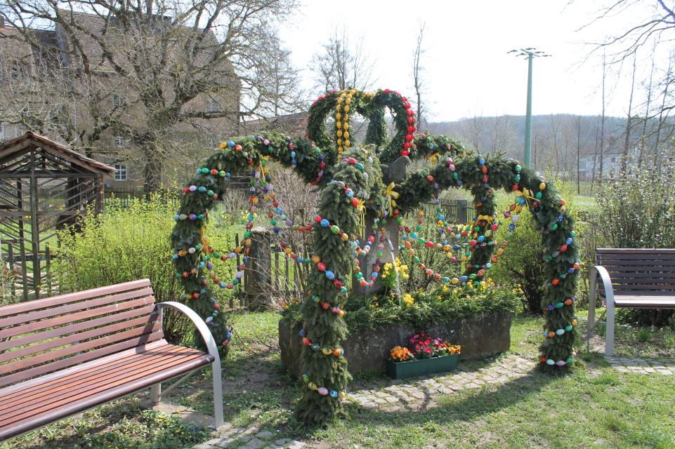der Osterbrunnen wird alljährlich geschmückt vom örtlichen Obst- und Gartenbauverein