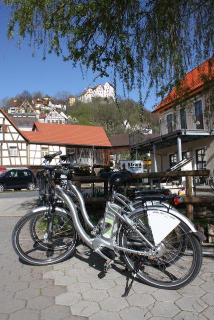 Genießen Sie die traumhafte Landschaft der Fränkischen Schweiz bei einer entspannten Fahrt mit unseren Elektrofahrrädern und erfahren nebenbei allerlei Interessantes von den Kulturführern Max Falk oder Doris Philippi.