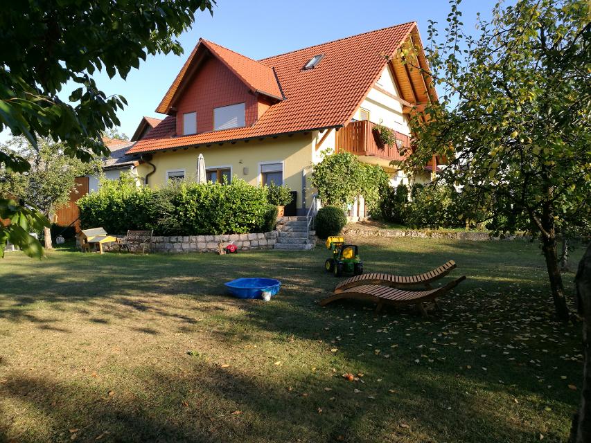 Unser Ferienhaus mit modernen Nichtraucher-Ferienwohnungen liegt in ruhiger Lage abseits der Straße am Wanderweg Saugendorf – Hubenberg.