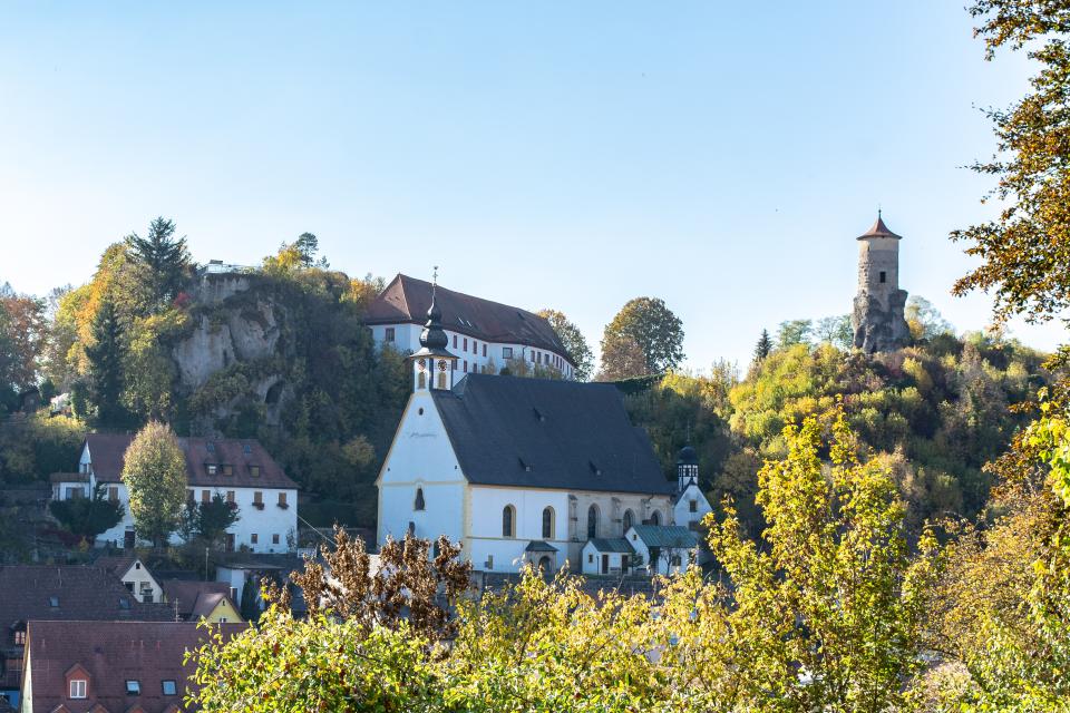 Aus der Lage am steilen Hang in der Nähe der Burg lässt sich schließen, dass die Pfarrkirche anstelle einer alten Burgkapelle errichtet worden ist.