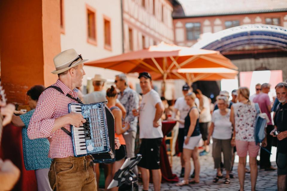 Vom 23. bis 26. Juni 2022 präsentiert der Bayerische Genussort Forchheim das 3. Festival der Genüsse rund um die Kaiserpfalz!Genießermenüs im Innenhof der Kaiserpfalz jeweils von 18.00 bis 22.00 Uhr. Am 26. Juni 2022 von 17.00 bis 21.00 Uhr.Freuen Sie sich auf grandiose Ga...