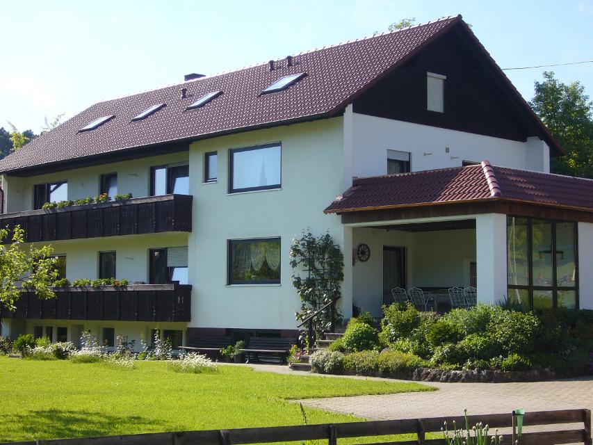 Unser Gästehaus befindet sich in ruhiger Lage am Ortsrand von Waischenfeld, umgeben von einem großen Garten in Waldnähe.
