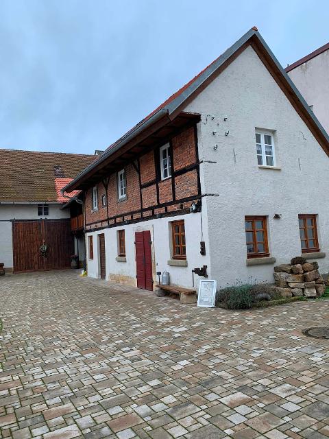 Die liebevoll neu renovierte Ferienwohnung liegt mitten im Ortskern von Strullendorf, ca. 6 km südlich von Bamberg am Fuße der fränkischen Schweiz.