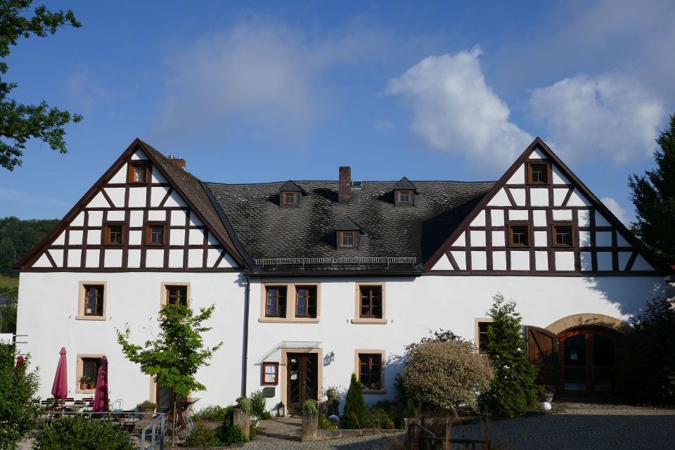 Ein fränkisches Fachwerkhaus mit schwarzem Dach