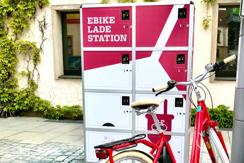 In der Sattlertorstraße in unmittelbarer Nähe zur Kaiserpfalz können E-Bikes kostenlos geladen werden.