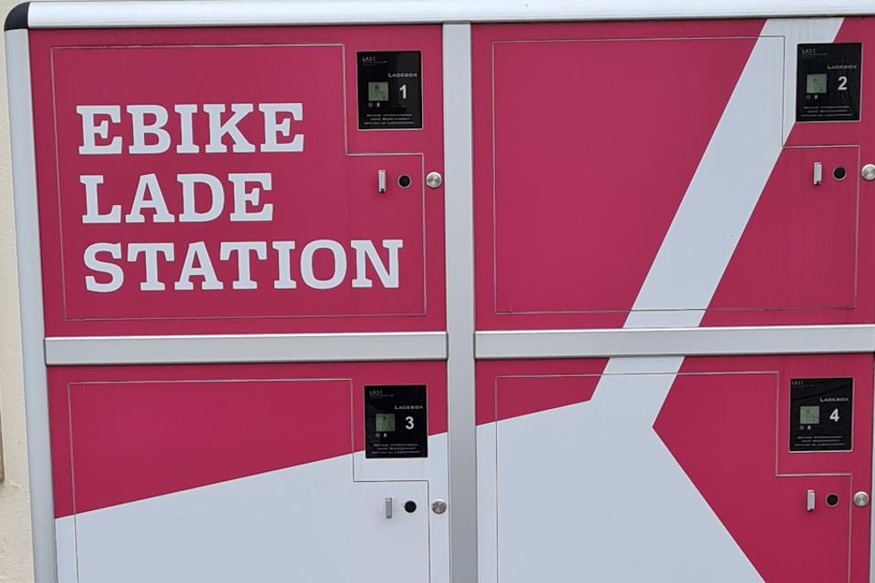 Am Pendlerparkplatz in Kersbach können E-Bikes kostenlos geladen werden.