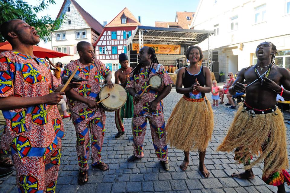 Vom 5. bis 7. Juli 2024 präsentieren sich die Afrika-Kulturtage exotisch, farbenfroh und vielfältig!