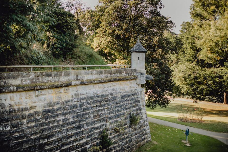 Festungsanlagen Tour - große Stadtmauer mit Wachturm, Blick auf Stadtpark