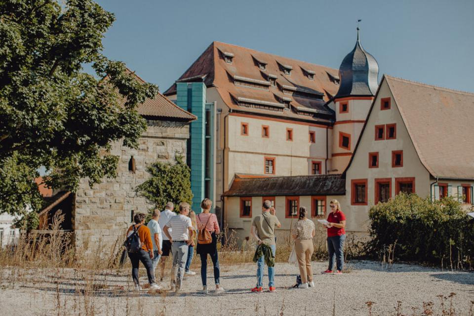 Festungsanlagen Tour- Gruppe mit Gästeführerin auf Saltorbastion, Hintergrund Kaiserpfalz