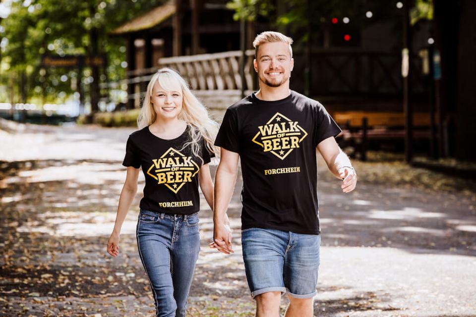 WALK OF BEER Pärchen mit WALK OF BEER T-Shirt spaziert durch den Kellerwald