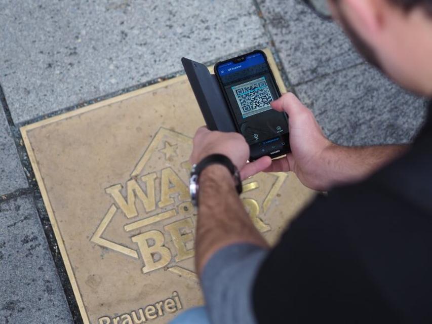 WALK OF BEER Bodenplatte Brauerei - QR Code am Smartphone öffnet Infos zu den Brauereien