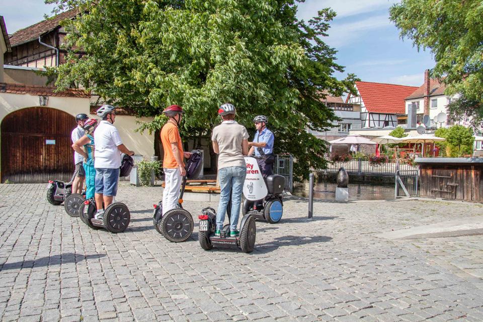 Gästeführer mit Reisegruppe auf Segways in Forchheimer Altstadt