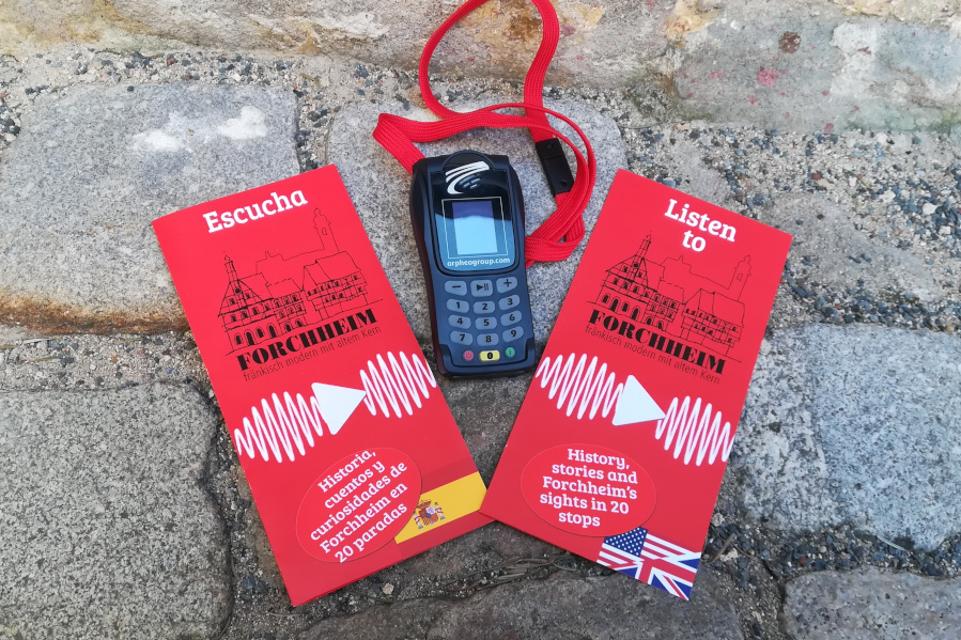 Ein Audioguide mit zwei Flyern Englisch und Spanisch