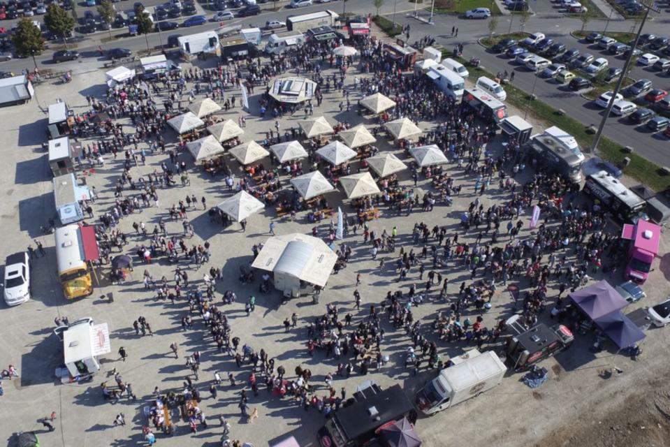 Foodtruck Festival Forchheim, Luftaufnahme mit vielen Essensständen und Leuten