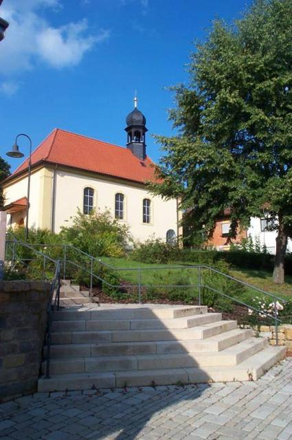 Die dem heiligen Josef geweihte Filialkirche Melkendorf ist Teil der Pfarrei Litzendorf (St. Wenzeslaus).