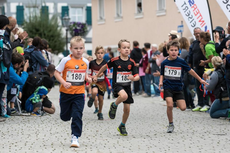 Der Fränkische-Schweiz-Marathon als Event für die ganze Familie.Erleben Sie ......den Fränkische Schweiz-Marathon, der am 03 & 04.. September 2022 zum 21. Mal stattfindet. Der Marathonlauf und Handbike-Marathon werden wieder durch den Halbmarathon und den 10-km-Lauf sowie den St...