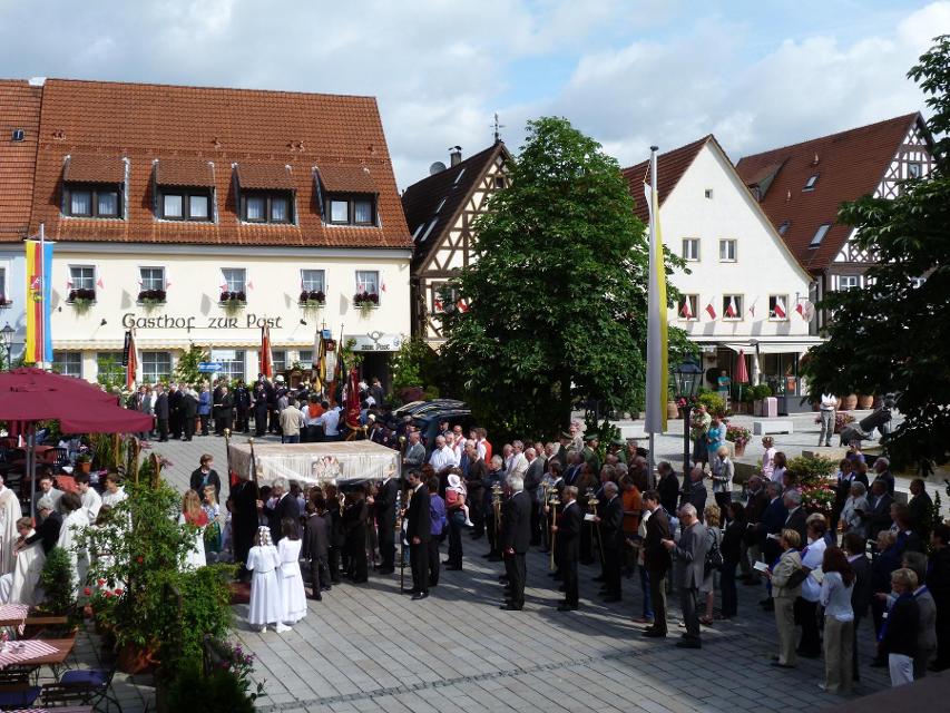 Nach der Eucharestiefeier in der Stadtpfarrkiche St. Nikolaus erfolgt die feierliche Fronleichnamsprozession durch die festlich geschmückte Altstadt.
                    Eintritt: Eintritt frei