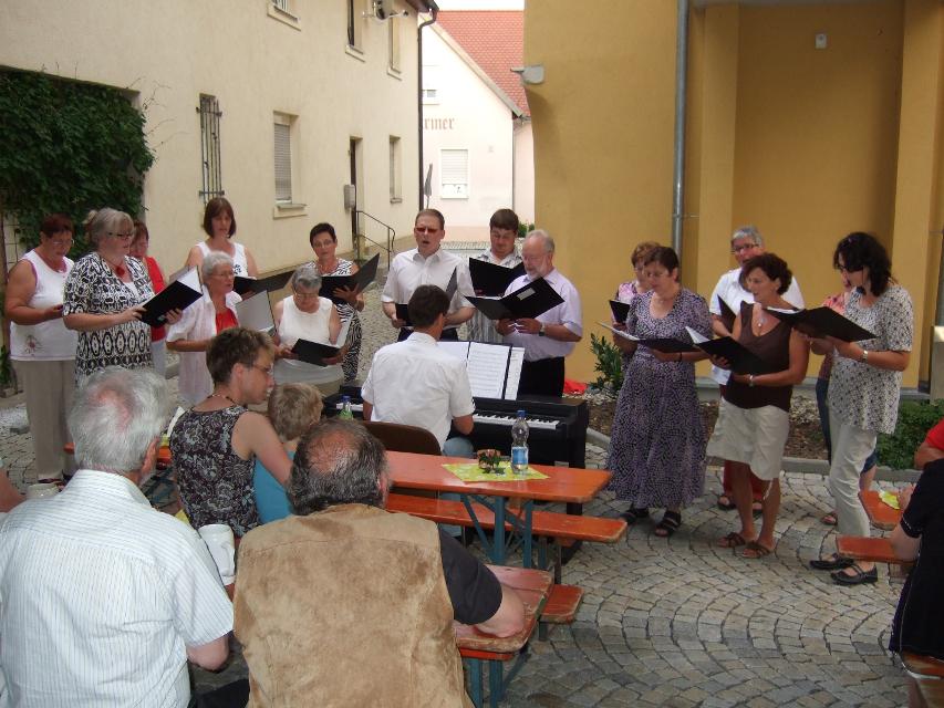 Sommerserenade mit dem Kinderchor die „Pretzfelder Fröschla“ auf dem Schulhof der Walter-Schottky-Grundschule Pretzfeld