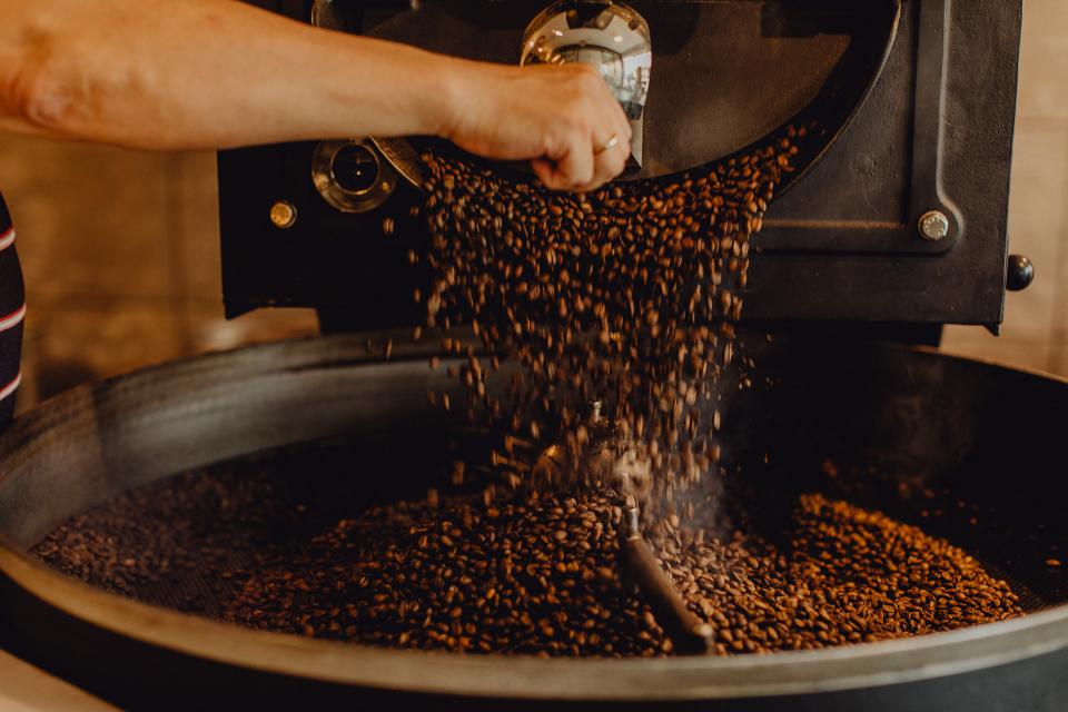 Kaffee genießen und live eine handwerkliche Kaffeeproduktion erleben!
