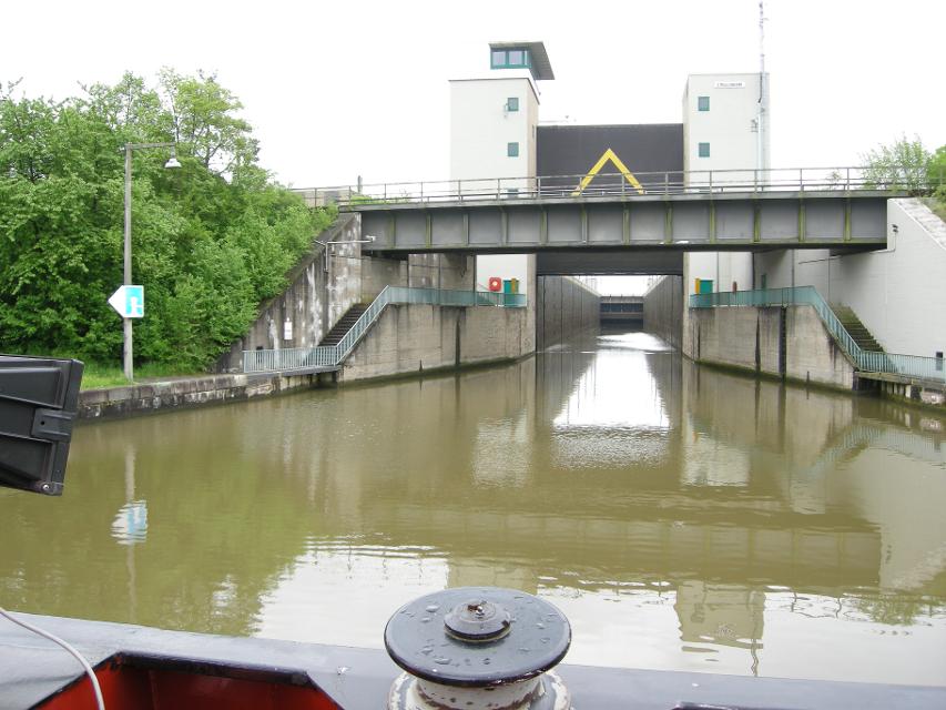 Die Schleuse Strullendorf wurde zwischen 1964 und 1967 erbaut und im April 1968 in Betrieb genommen, sie zählt damit zu den ältesten Schleusen entlang des Main-Donau-Kanals.
                 title=