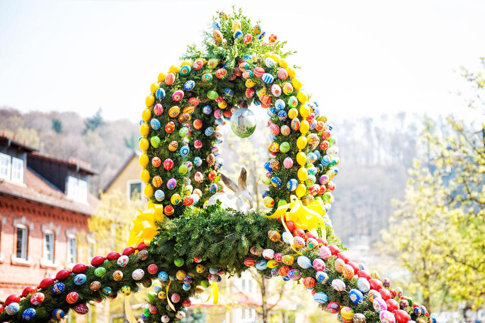 Am Karsamstag findet das mittlerweile zur Tradition gewordene Osterbrunnenfest in der Vorstadt in Waischenfeld statt.Rund um den Osterbrunnen können die Besucher den wunderschön von Heimat- und Verschönerungsverein geschmückten Osterbrunnen bestaunen und dabei ein frisch gezapftes Heckel-Bi...