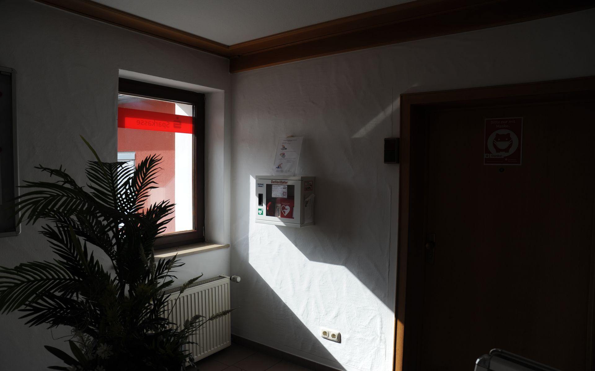 Defibrillator im Sparkassen-Vorraum in Dormitz, linke Seite neben Fenster