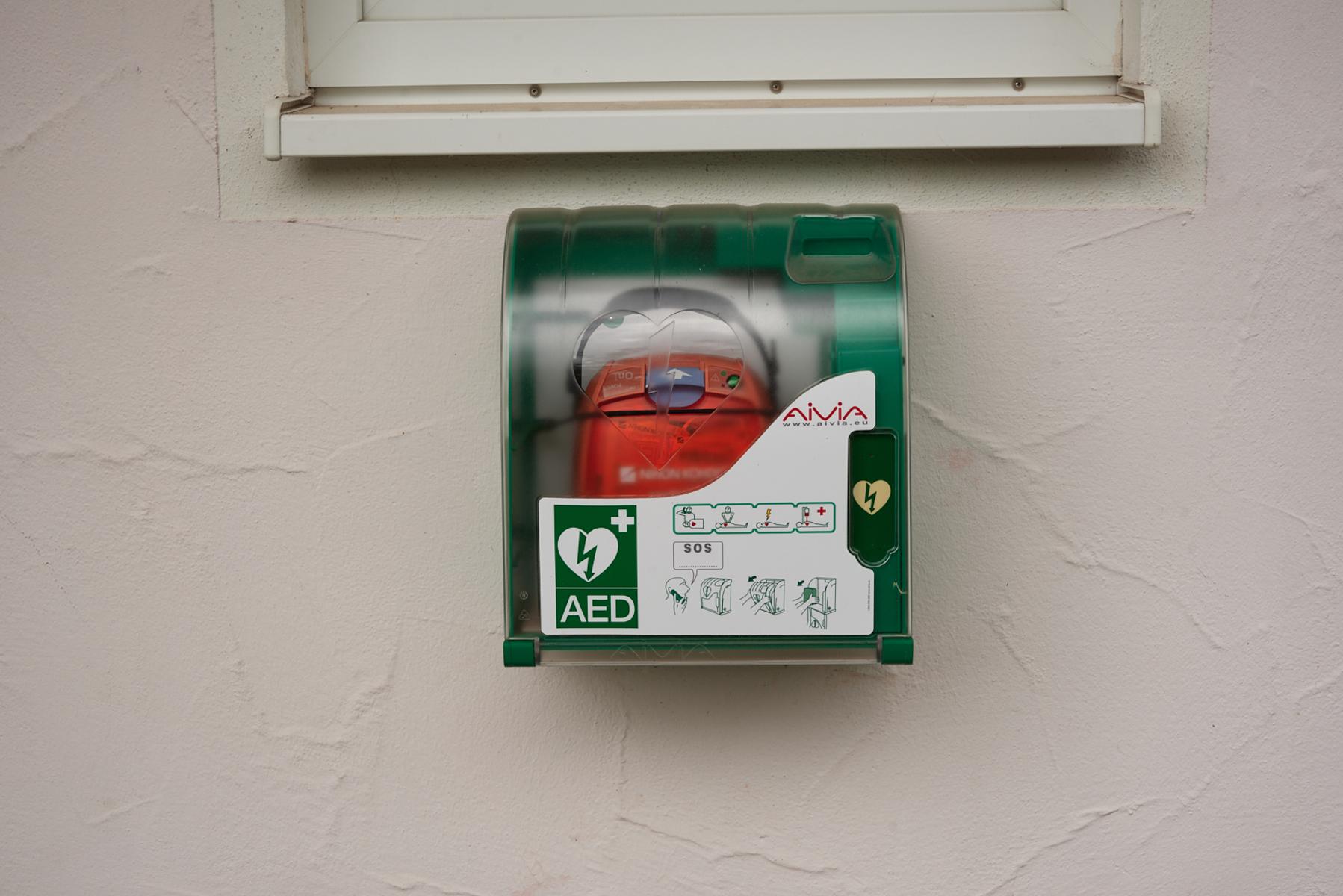 Defibrillator Nahaufnahme an der Außenwand der Feuerwehr Burggaillenreuth, rechts neben Eingang