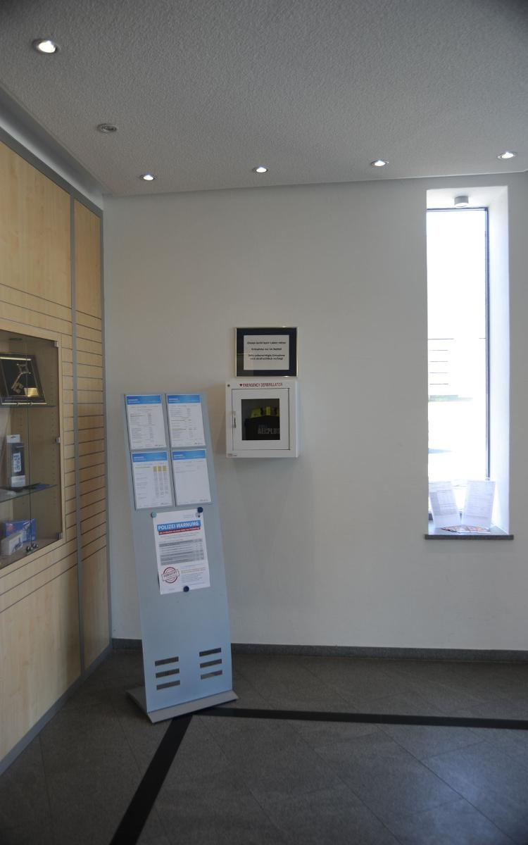 Defibrillator VR-Bank Effeltrich rechts neben dem Bankautomaten