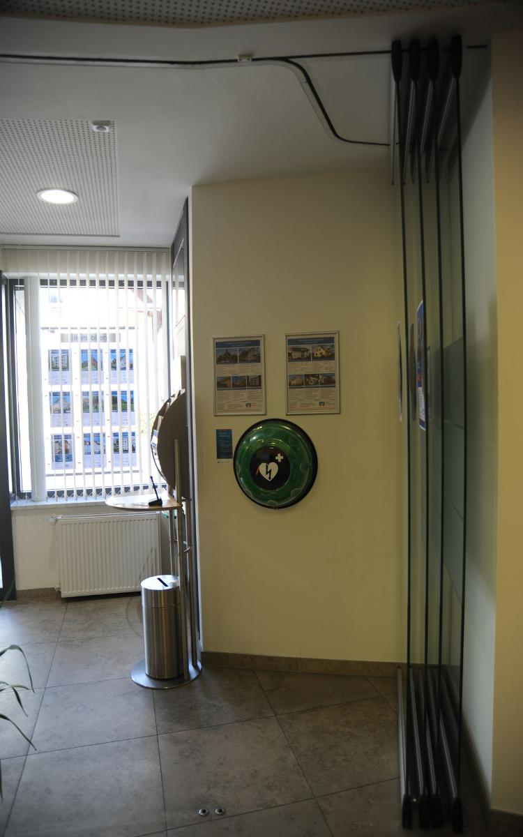 Defibrillator Kunreuth Volksbank, im Vorraum rechts